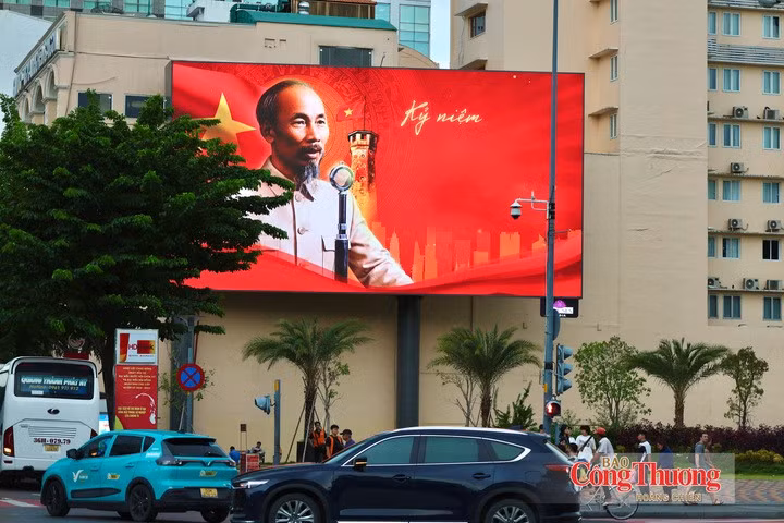 L’image du Président Ho Chi Minh lisant la Déclaration d’indépendance sur la place historique Ba Dinh, le 2 septembre 1945, est notamment reproduite sur les panneaux électroniques. Photo : congthuong.vn