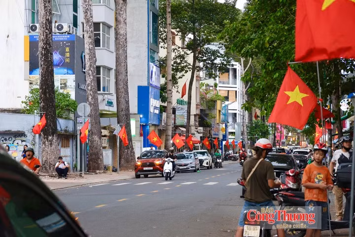 .Les grandes rues sont parées de drapeaux rouges éclatants pour célébrer le 81e anniversaire de la Fête nationale. Photo : congthuong.vn