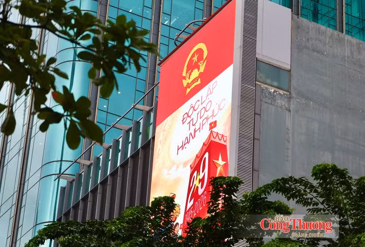 Un panneau affiche la devise : « Indépendance – Liberté – Bonheur ». Photo : congthuong.vn