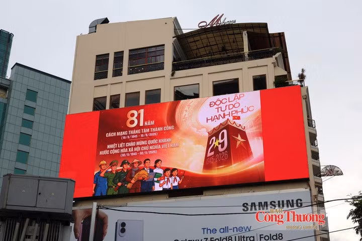 Des panneaux et affiches consacrés à la célébration de la Révolution d’Août et de la Fête nationale du 2 septembre sont installés dans de nombreux endroits de la ville. Photo : congthuong.vn