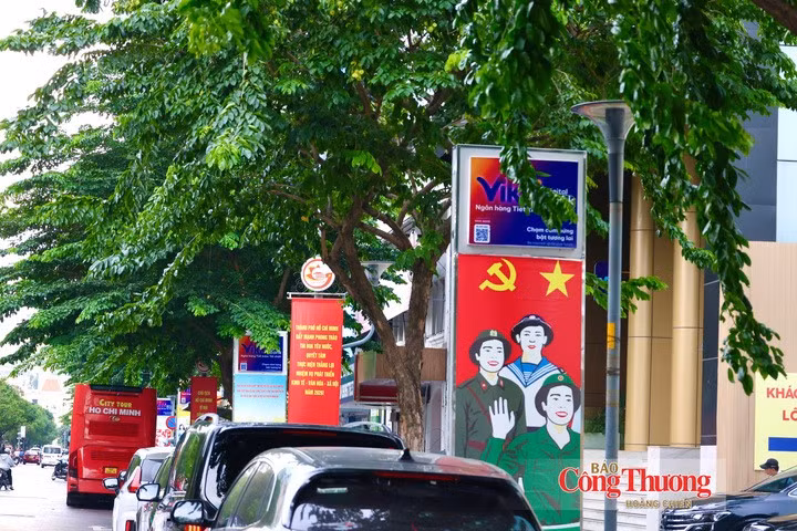 L’ambiance festive à l’approche de la Fête nationale est désormais visible dans de nombreuses rues de Hô Chi Minh-Ville. Photo : congthuong.vn