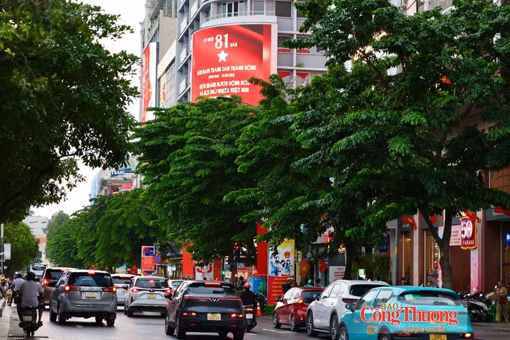 Les principales artères de la ville sont décorées de drapeaux, de panneaux et d’affiches consacrés aux célébrations de la Fête nationale du 2 septembre. Photo : congthuong.vn
