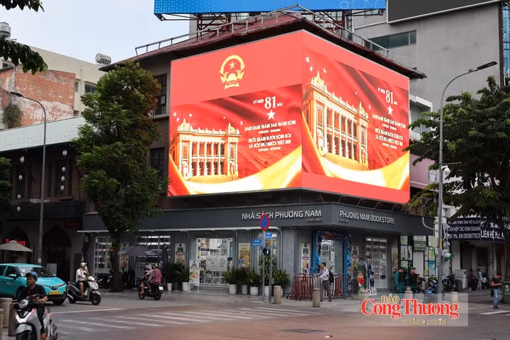 De grands écrans LED se parent de rouge et affichent notamment l’emblème national et le drapeau vietnamien. Photo : congthuong.vn