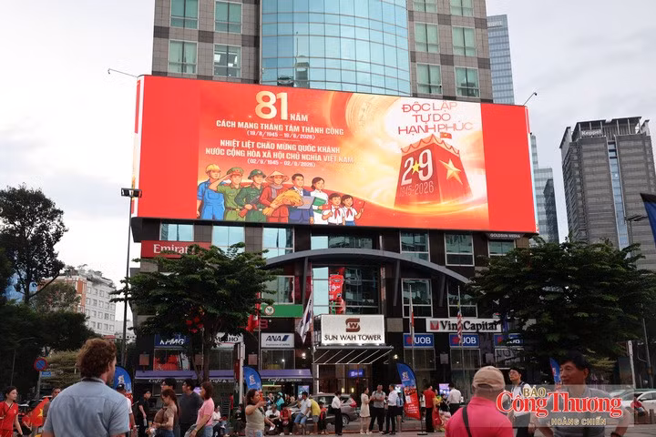 La rue piétonne Nguyen Hue se teinte de rouge à l’approche de la Fête nationale du 2 septembre. Photo : congthuong.vn