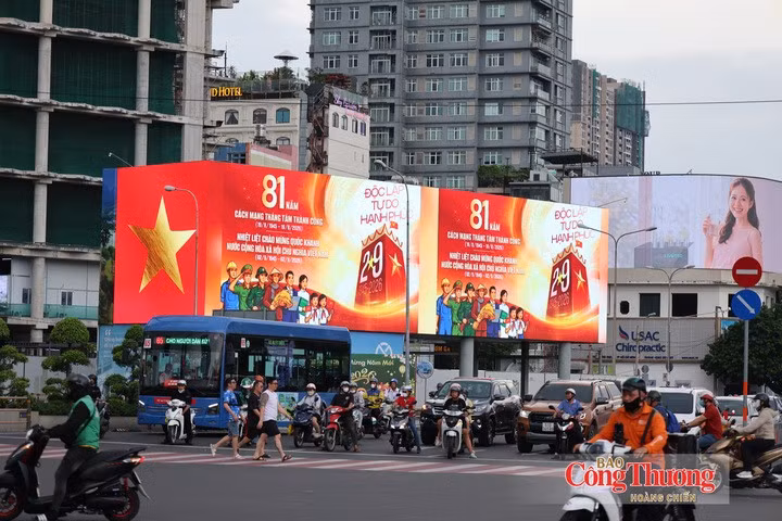 Sur les principaux axes du centre-ville, notamment les rues Dong Khoi, Nguyen Hue, Le Loi et Nguyen Thi Minh Khai, de grands écrans LED se parent de rouge et diffusent des contenus de sensibilisation à l’occasion de la Fête nationale du 2 septembre. Photo : congthuong.vn