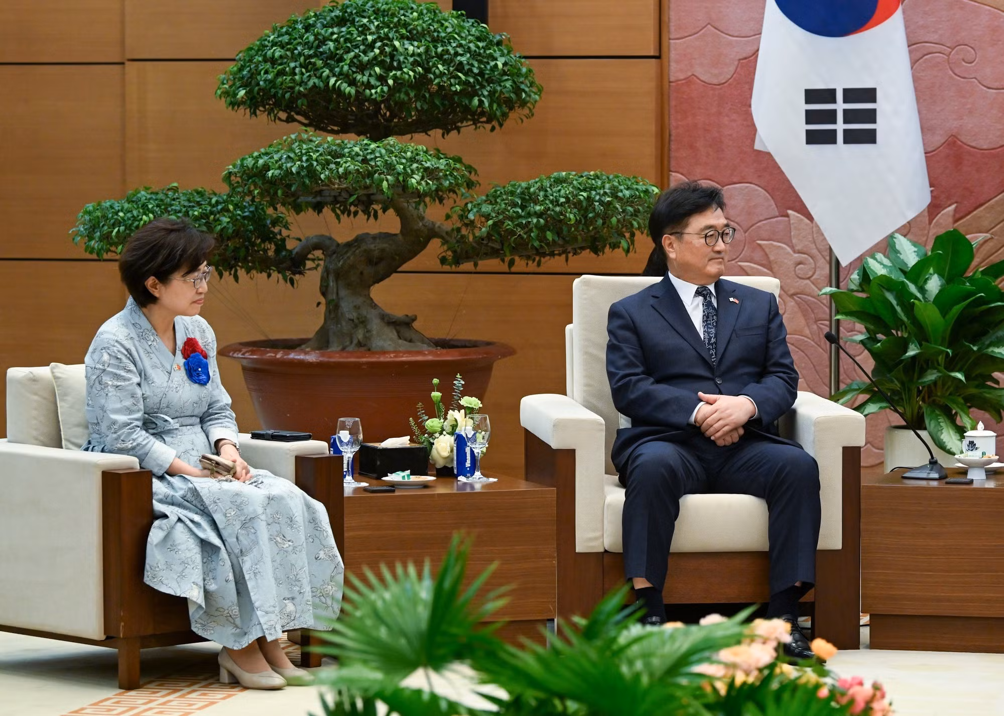 Le président de l'AN sud-coréenne, Woo Won Shik, a exprimé sa satisfaction de revenir au Vietnam et a remercié les dirigeants et le peuple vietnamiens pour leur accueil chaleureux. Photo : Duy Linh/NDEL