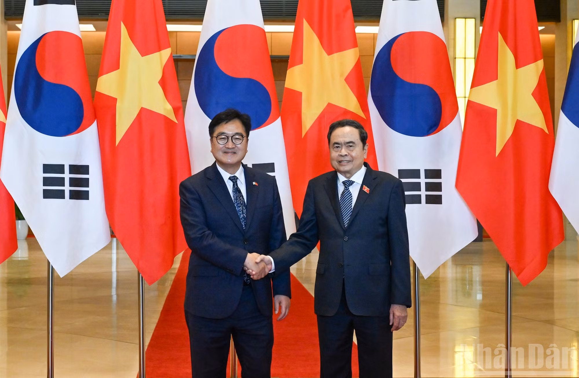 Le président de l'AN vietnamienne, Trân Thanh Mân (à droite), a chaleureusement accueilli son homologue sud-coréen Woo Won Shik, saluant son choix du Vietnam comme premier pays visité en Asie du Sud-Est. Photo : Duy Linh/NDEL