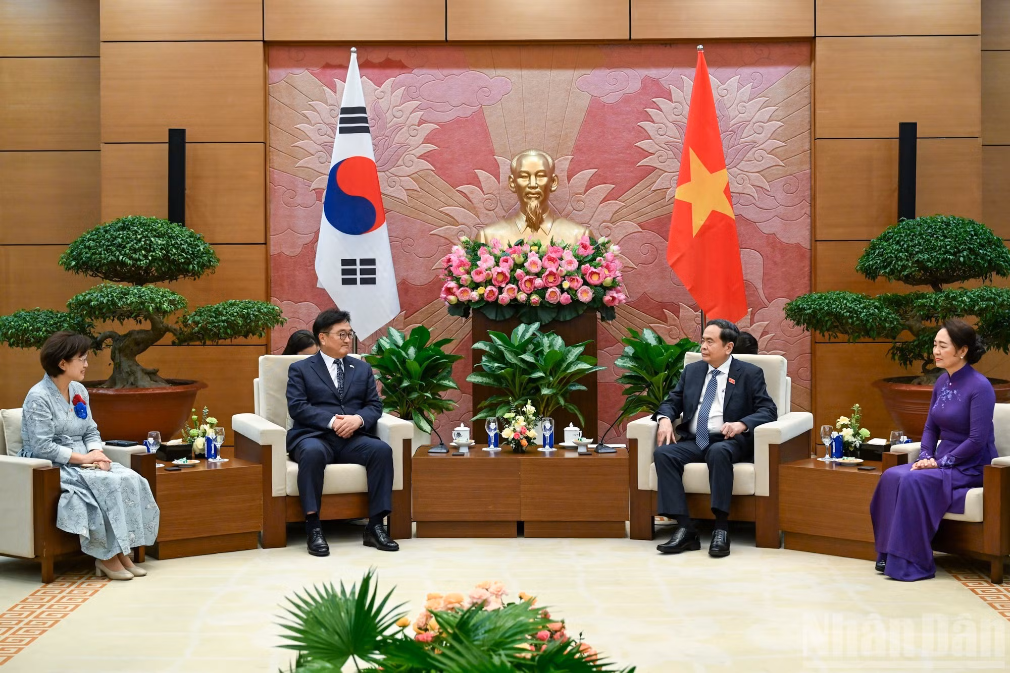 Le président de l'AN sud-coréenne, Woo Won Shik, a souligné la position de la République de Corée comme premier investisseur et troisième partenaire commercial du Vietnam, ainsi que l'atteinte du cap de 5 millions de visites réciproques en 2024, mettant en avant les similarités culturelles et le partenariat économique étroit entre les deux pays. Photo : Duy Linh/NDEL