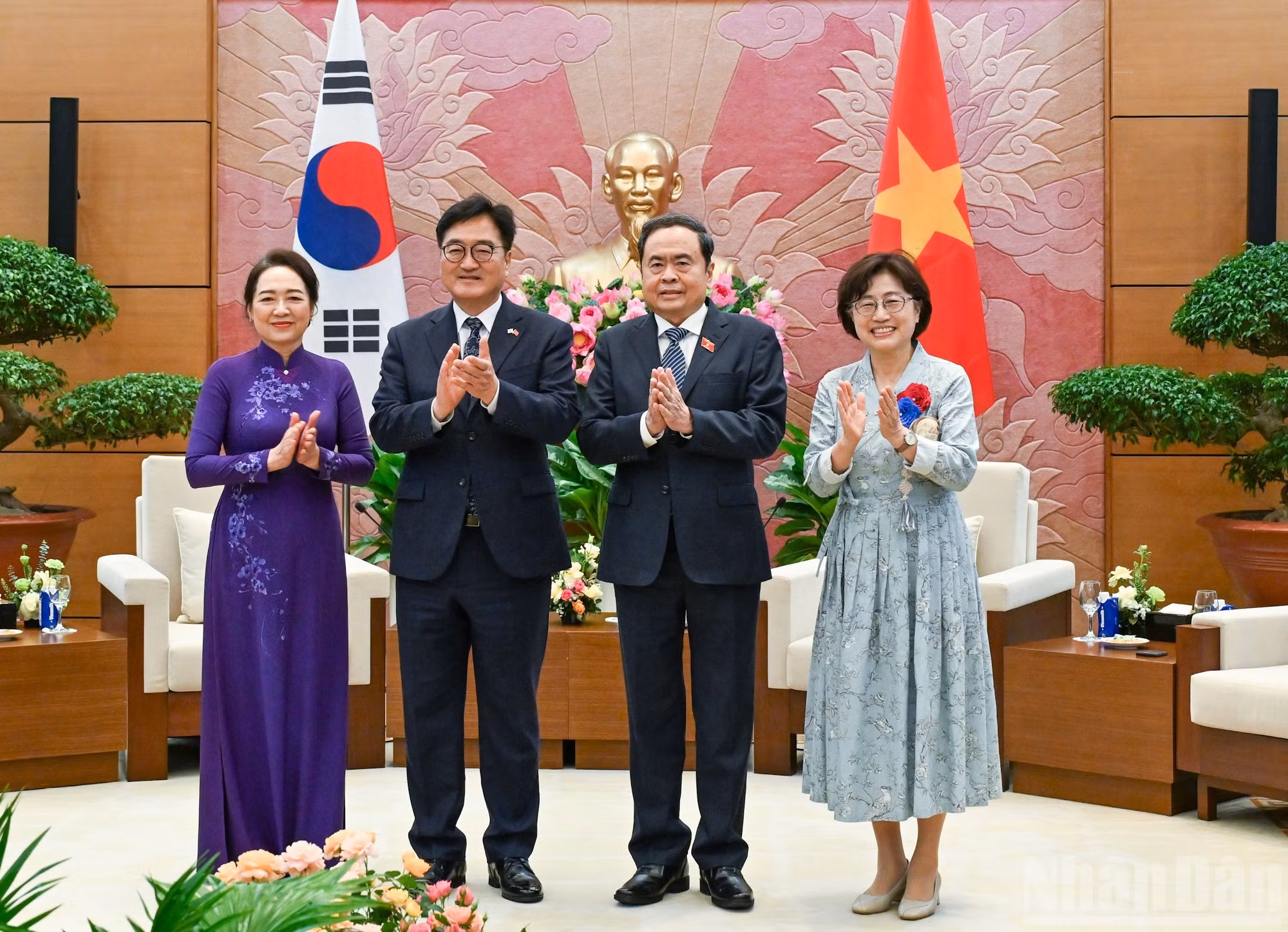 Selon le président de l'AN vietnamienne, cette visite contribuera de manière significative à promouvoir le partenariat stratégique intégral Vietnam – République de Corée et à renforcer une coopération plus substantielle, efficace et complète entre les deux organes législatifs dans les temps à venir. Photo : Duy Linh/NDEL