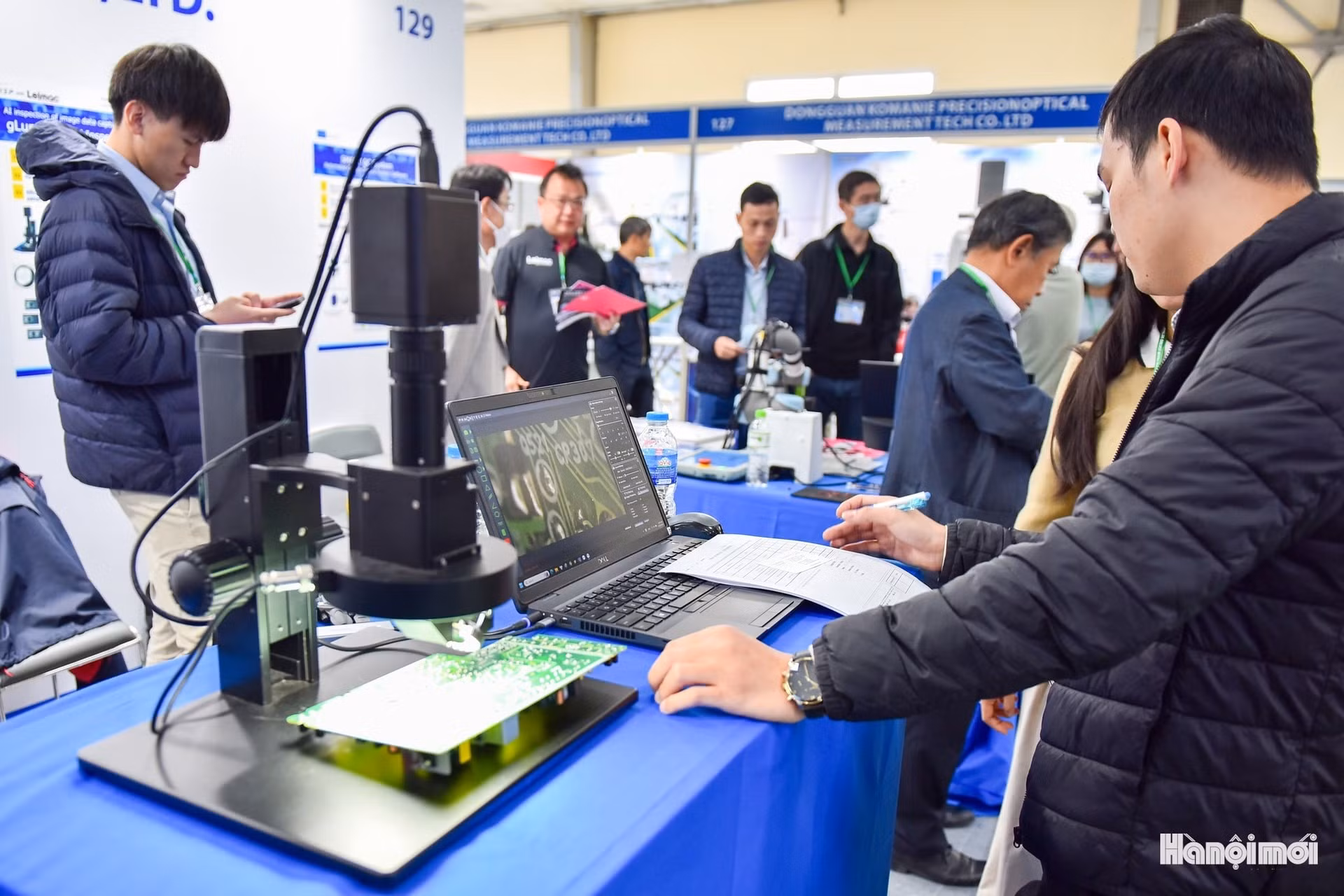 Des solutions de conception et de fabrication de puces contribuent à réduire l’écart dans les activités de R&amp;D nationales. Photo : hanoimoi.vn