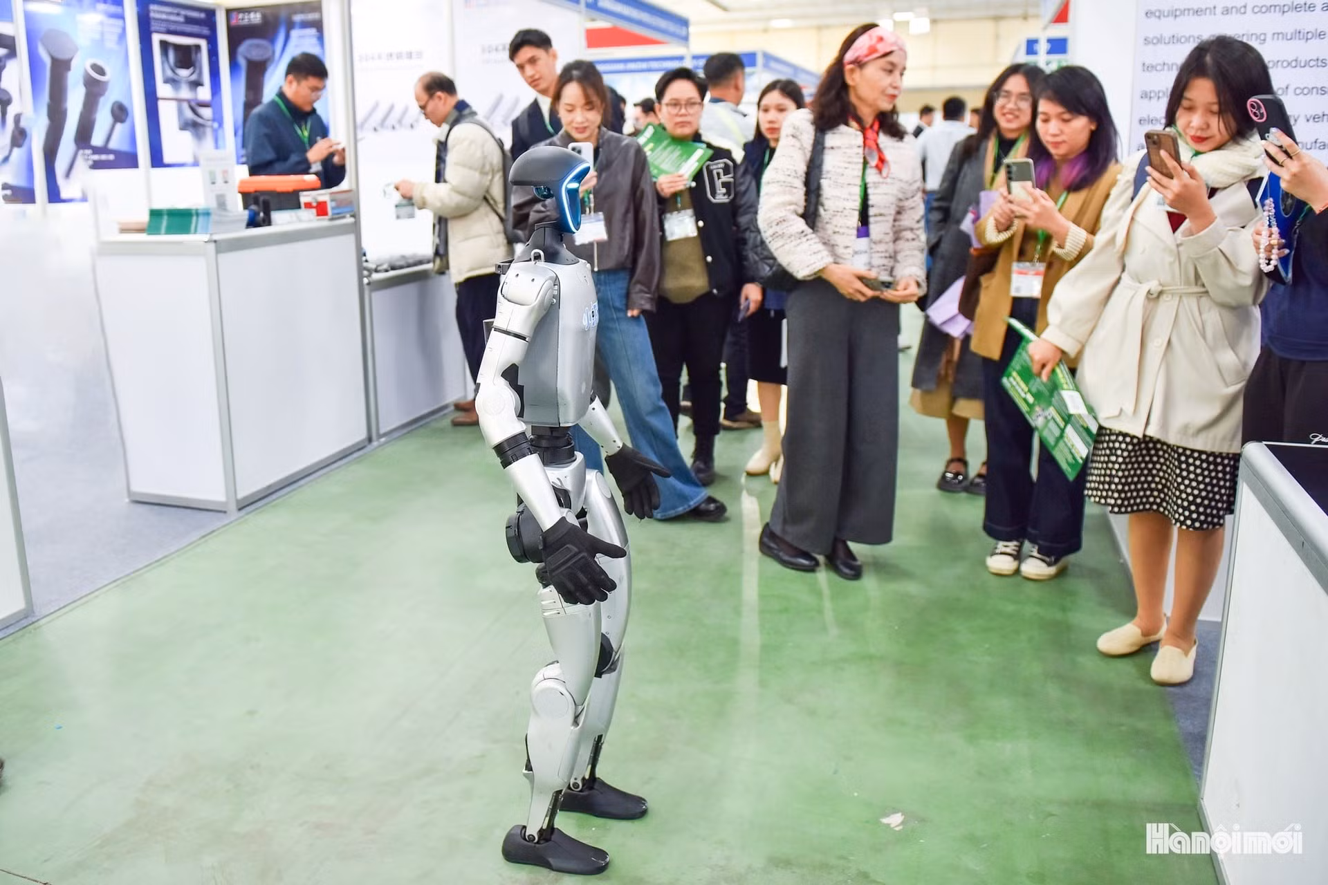L'exposition comprend des centaines de stands qui exposent des composants électroniques et des solutions d’automatisation, ainsi que des zones thématiques spécialisées. Sur la photo : un robot exécutant des manipulations automatiques — illustration emblématique de la tendance vers la production intelligente. Photo : hanoimoi.vn