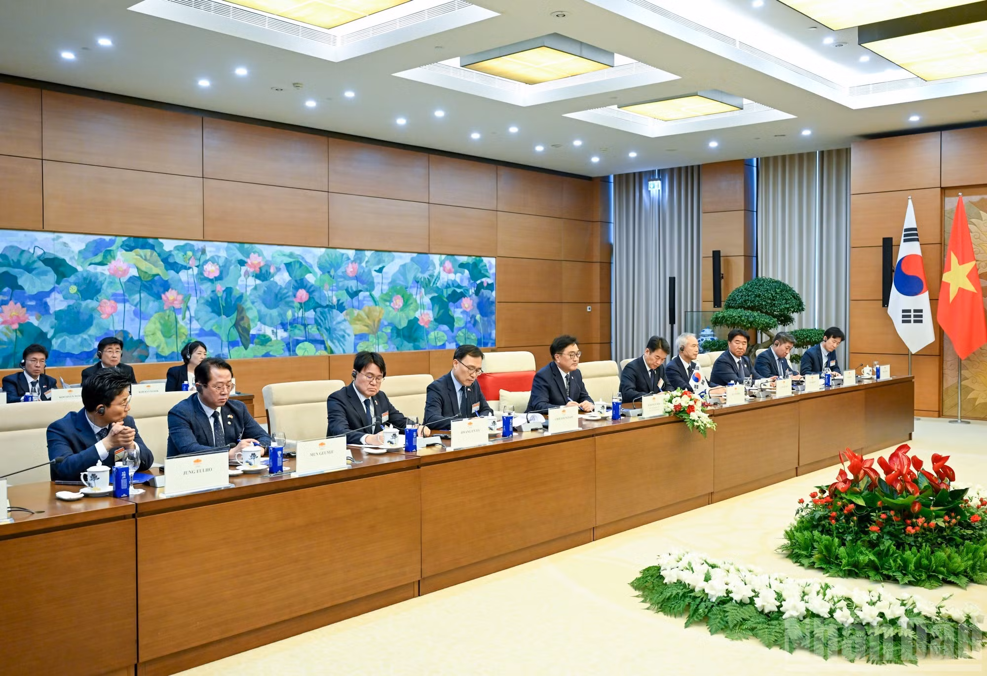 Le président de l'AN sud-coréenne, Woo Won Shik, et des députés sud-coréens lors de l'entretien. Photo : Duy Linh/NDEL