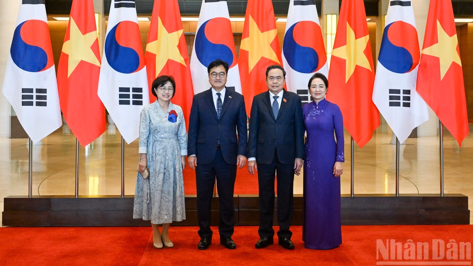 Le président de l'AN vietnamienne, Trân Thanh Mân (2e à droite), et son épouse président la cérémonie d'accueil du président de l'AN sud-coréenne, Woo Won Shik, et de son épouse, en visite officielle au Vietnam. Photo : Duy Linh/NDEL