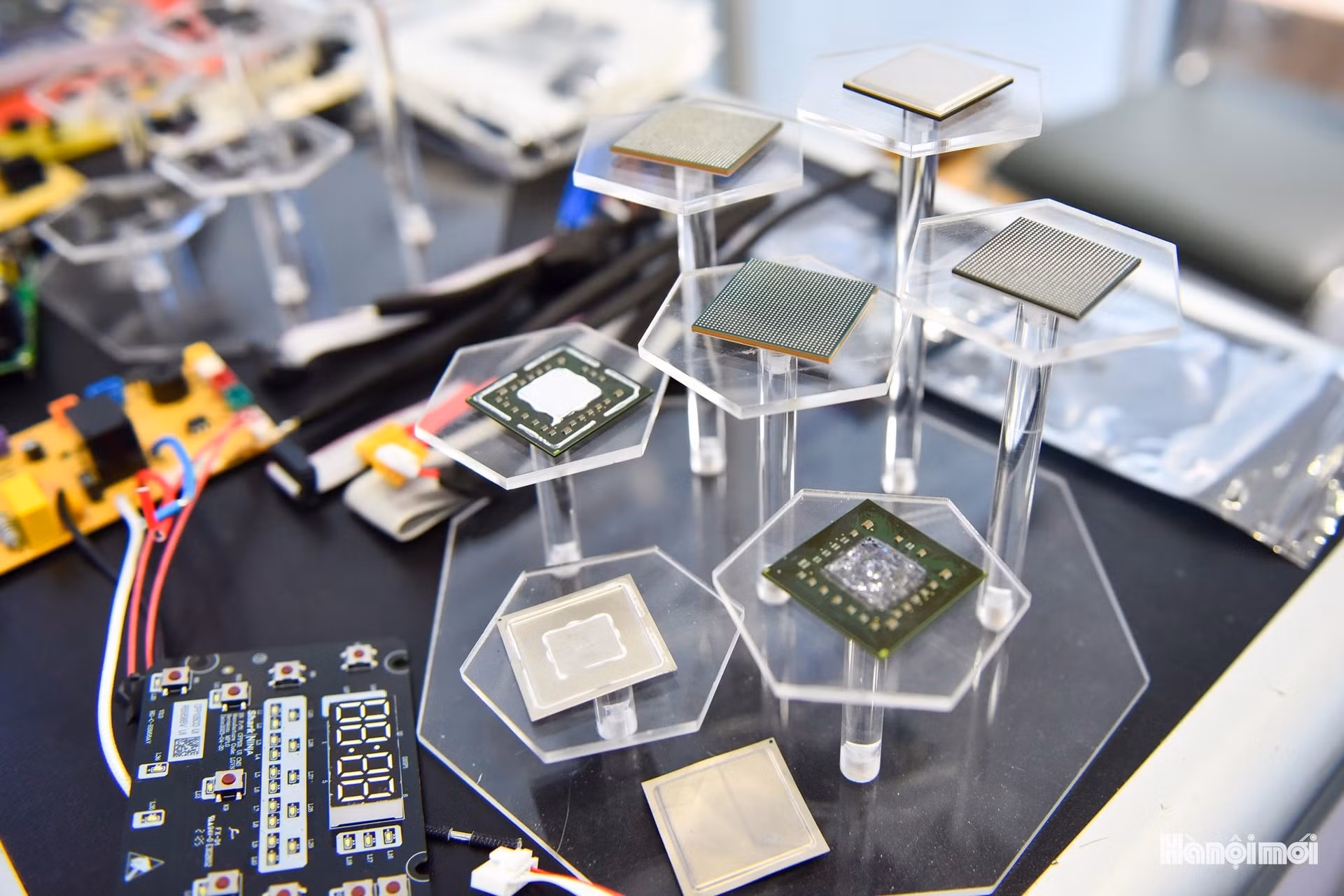 Les socles de puces et substrates, éléments clés des modules électroniques. Photo : hanoimoi.vn