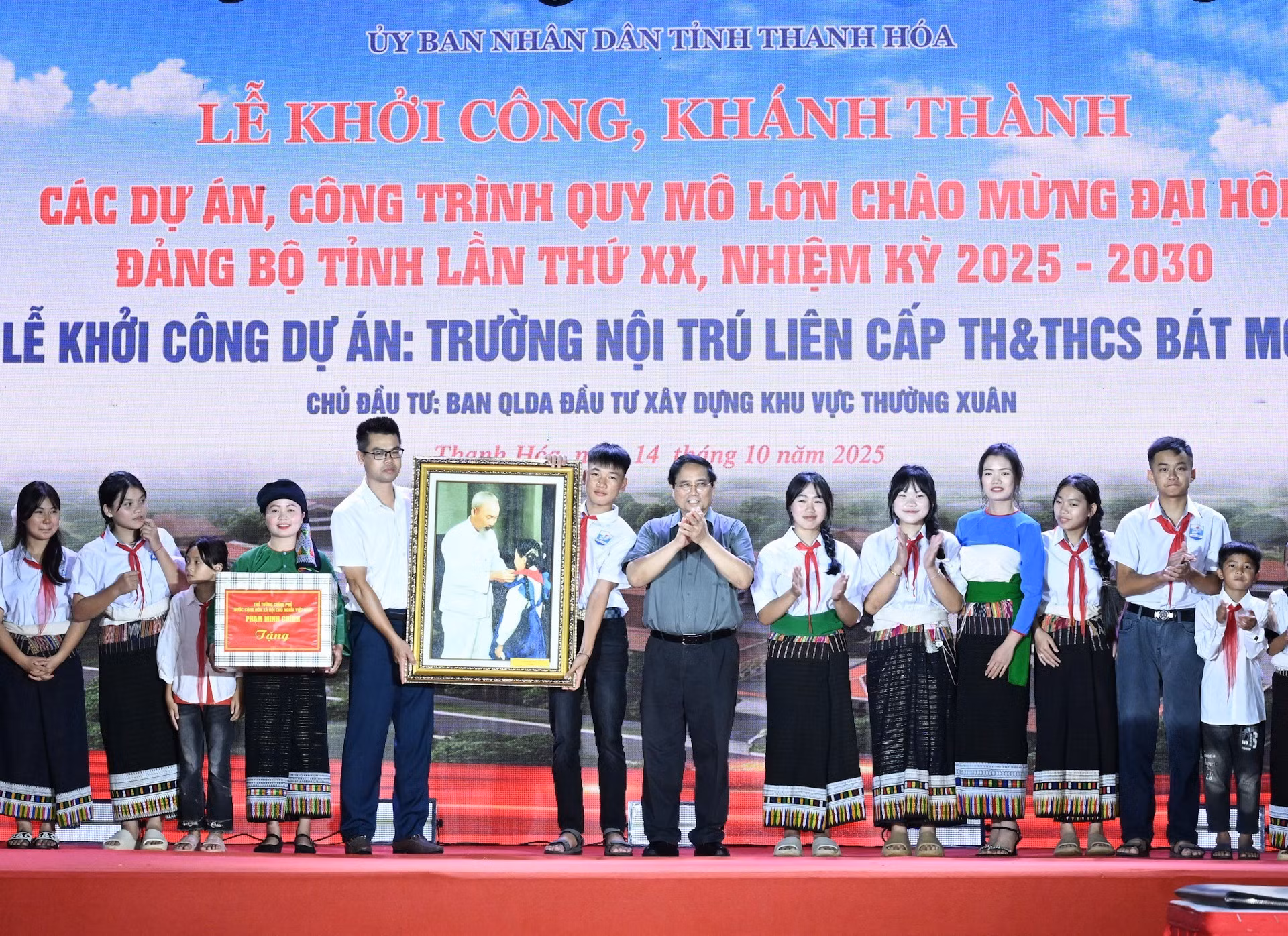 Le PM Pham Minh Chinh offre des cadeaux à des enfants de Bat Mot. Photo : Tran Hai /NDEL