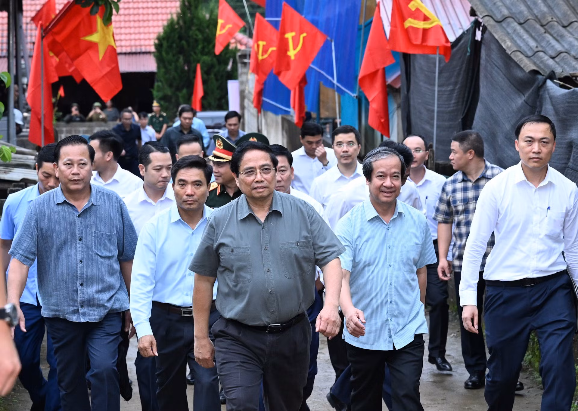 Le PM Pham Minh Chinh et sa suite en visite de travail dans la commune montagneuse de Bat Mot. Photo : Tran Hai /NDEL