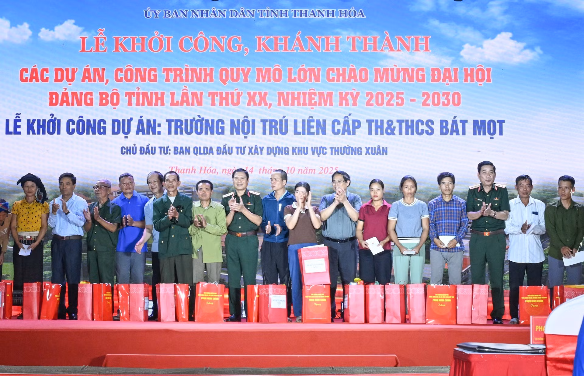 Le PM Pham Minh Chinh et les dirigeants du ministère vietnamien de la Défense remettent des cadeaux aux familles en difficulté et touchées par les catastrophes naturelles dans les communes de Yen Nhan et de Bat Mot. Photo : Tran Hai /NDEL