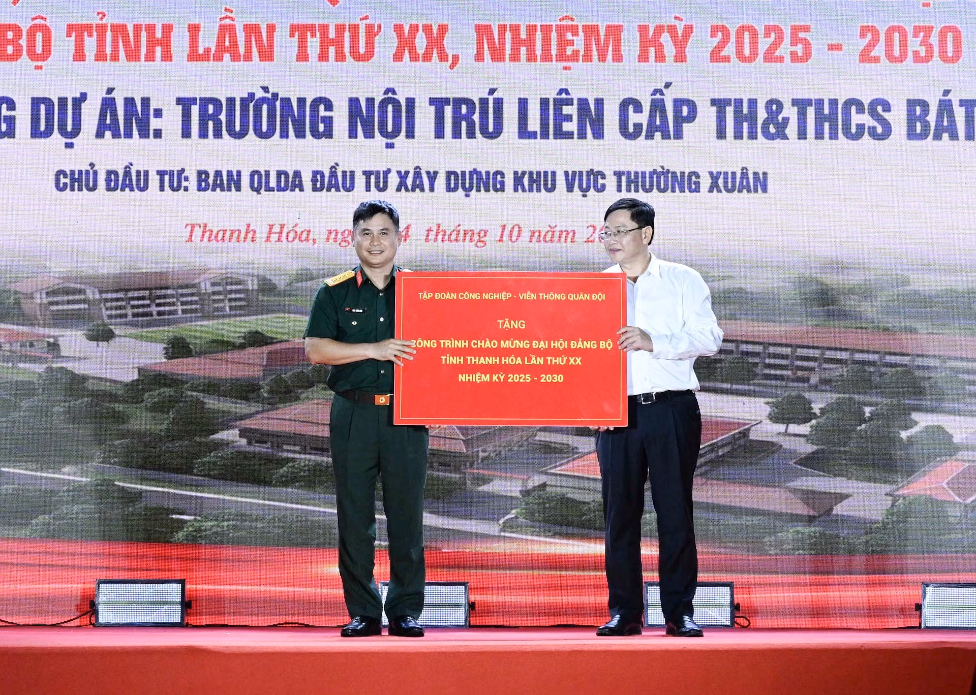 Le groupe de l'industrie et des télécommunications de l'Armée (Viettel) fait don de fonds pour la construction de l'École pluridisciplinaire primaire et secondaire à internat Bat Mot. Photo : Tran Hai /NDEL