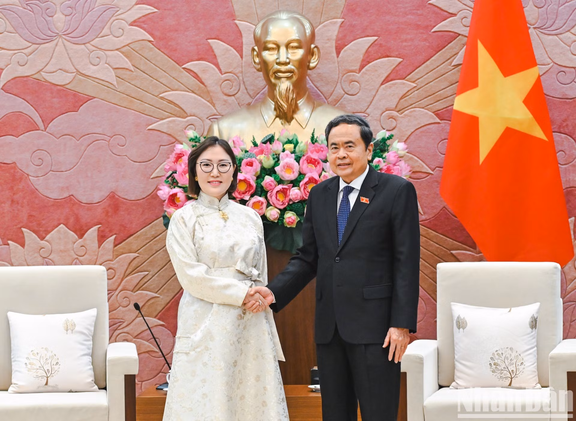 Le président de l’Assemblée nationale du Vietnam, Trân Thanh Mân (à droite), et l’ambassadrice de Mongolie, Ganbaatar Hulan, le 26 août à Hanoï. Photo : NDEL.