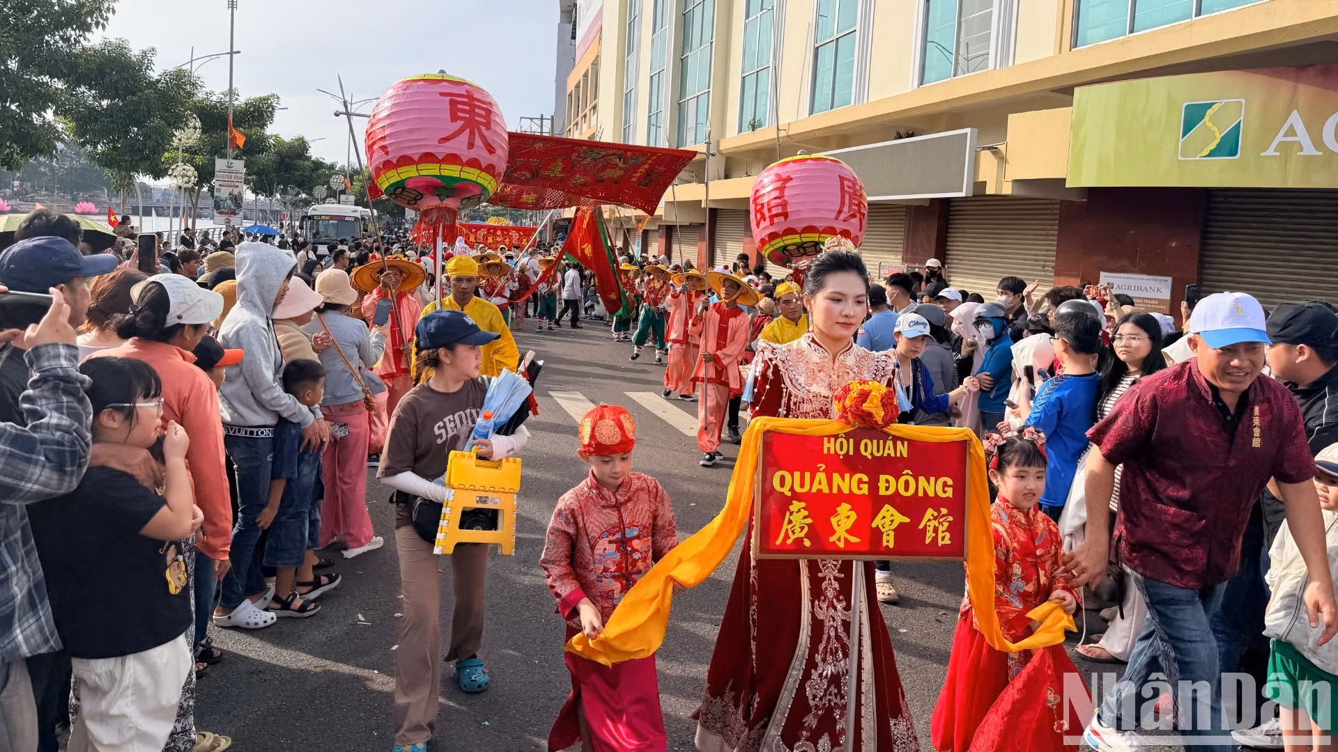 La fête est devenue un rendez-vous culturel traditionnel emblématique, attirant un grand nombre de membres de la communauté d’origine chinoise ainsi que d’habitants et de visiteurs venus de Phan Thiet et d’autres localités. Photo : NDEL