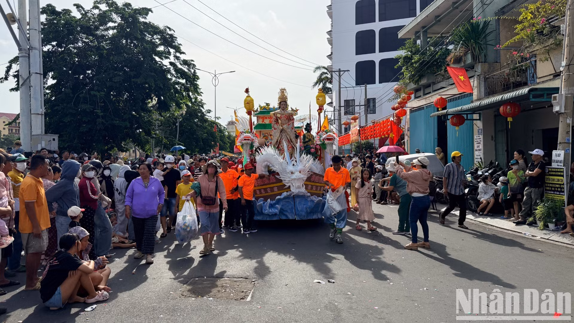 La procession traverse plusieurs rues du quartier de Phan Thiet, province de Lam Dong. Photo : NDEL