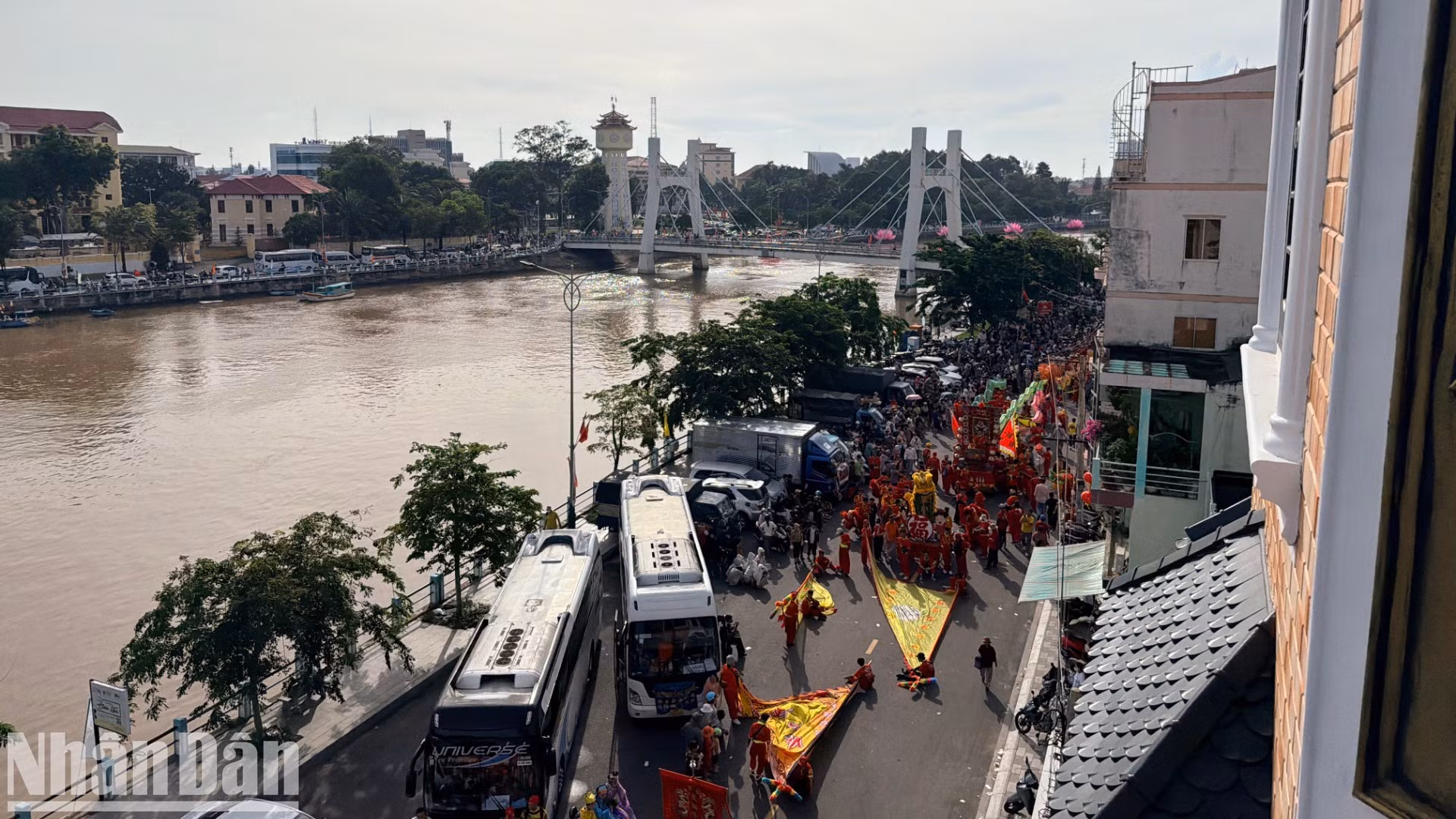 La procession traverse la rivière Ca Ty. Photo : NDEL