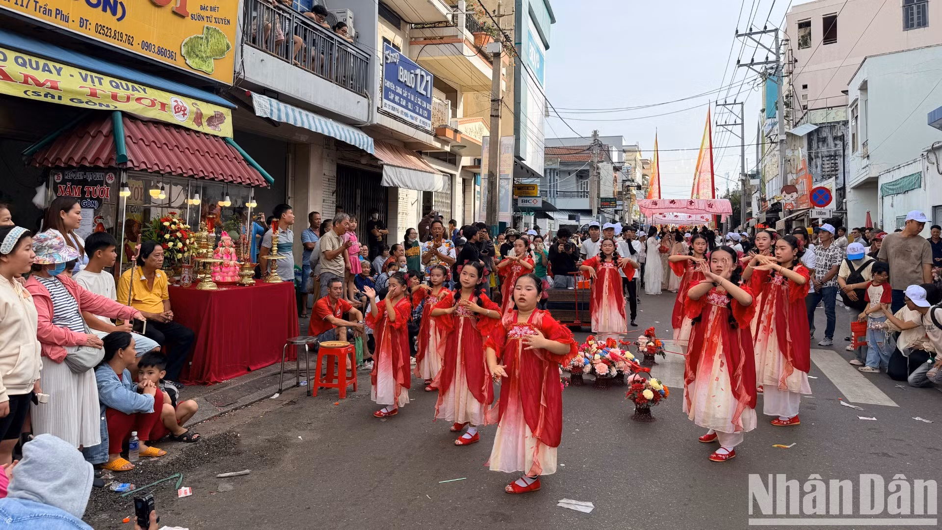 De nombreux foyers et commerces organisent des rites selon les coutumes traditionnelles. Photo : NDEL