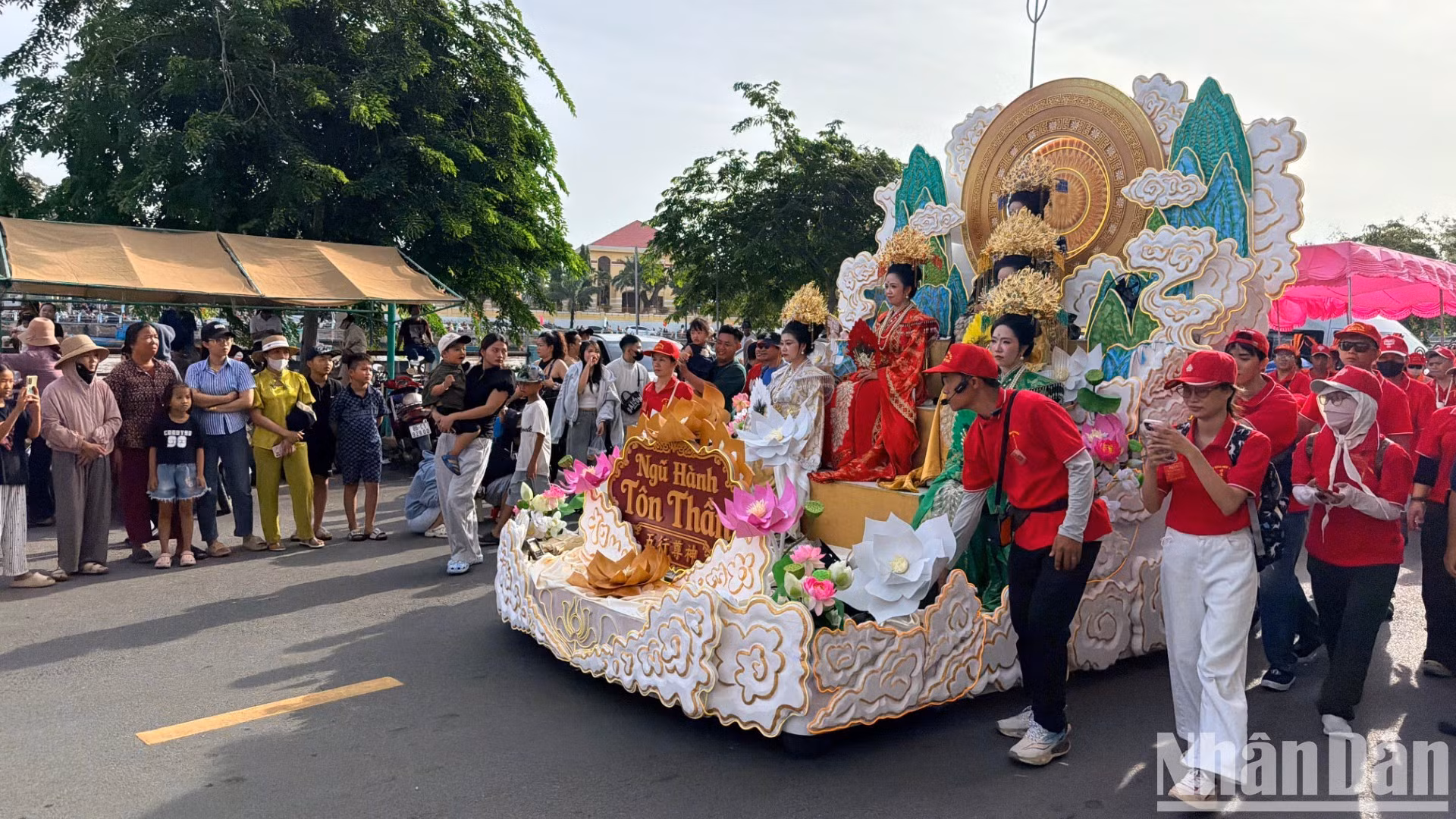 Les différents groupes artistiques défilent dans les rues du quartier de Phan Thiet. Photo : NDEL