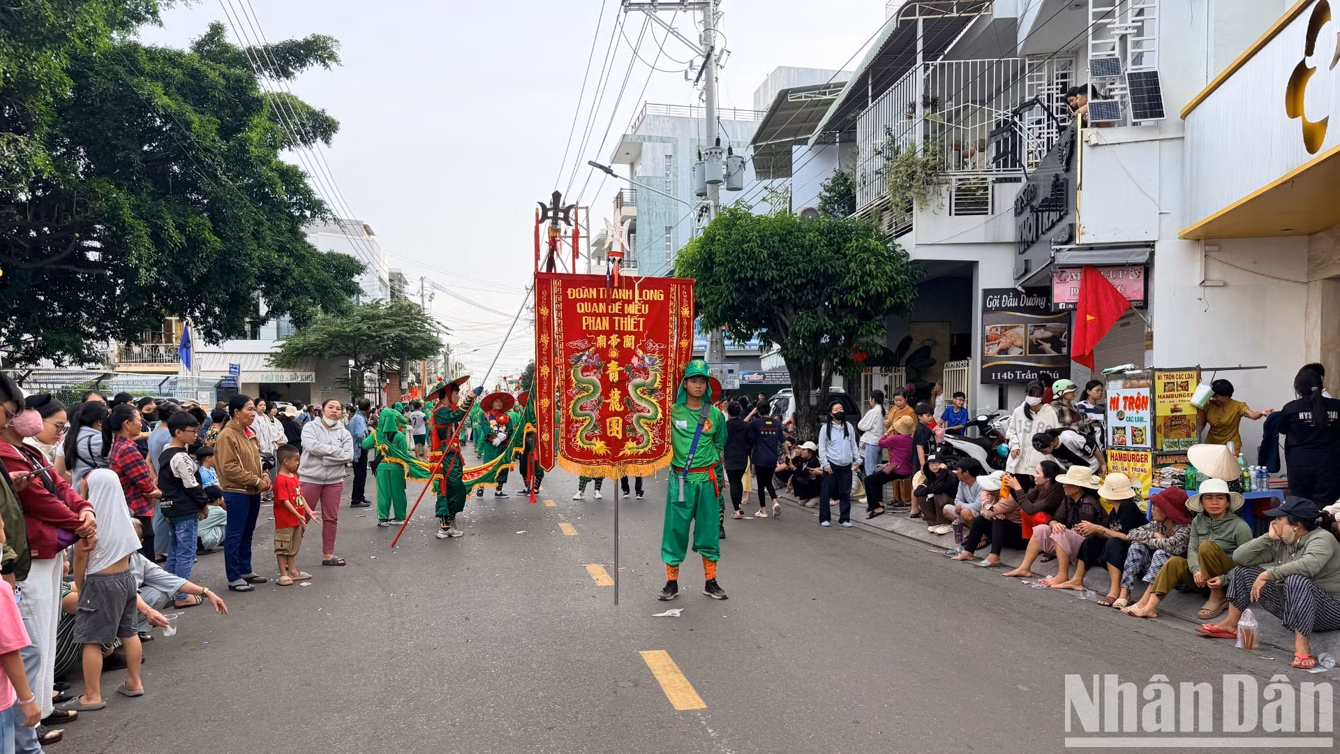 De nombreux habitants se rassemblent le long des rues pour assister à la fête. Photo : NDEL