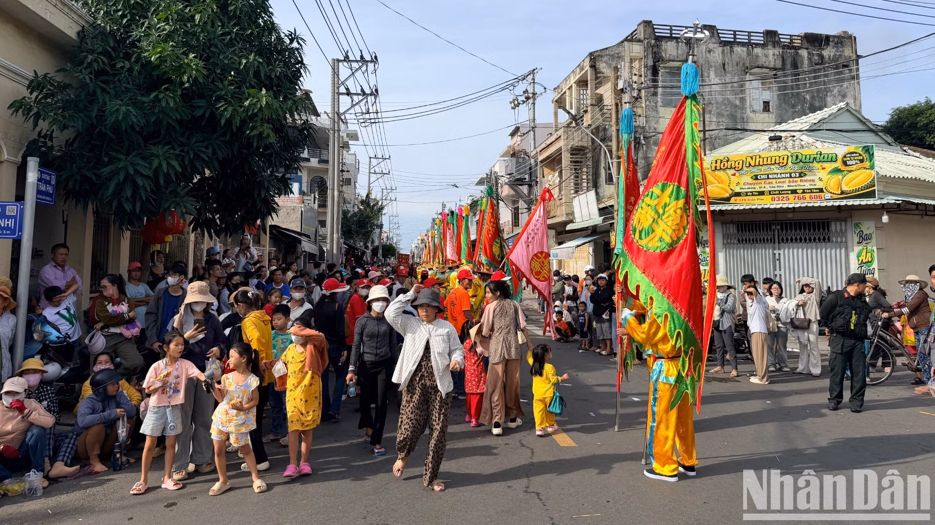 Le cortège arbore des drapeaux et des décorations aux couleurs éclatantes. Photo : NDEL