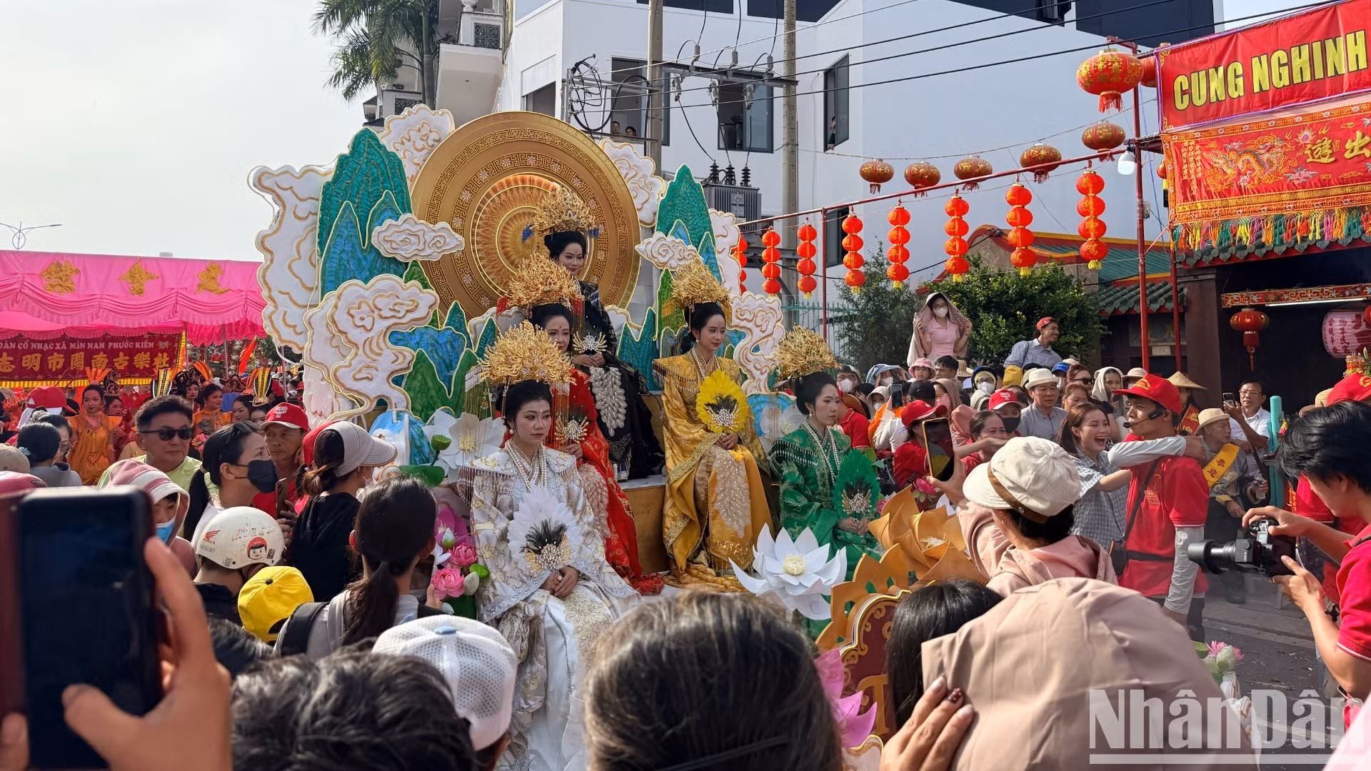Les gens prennent des photos de la procession. Photo : NDEL