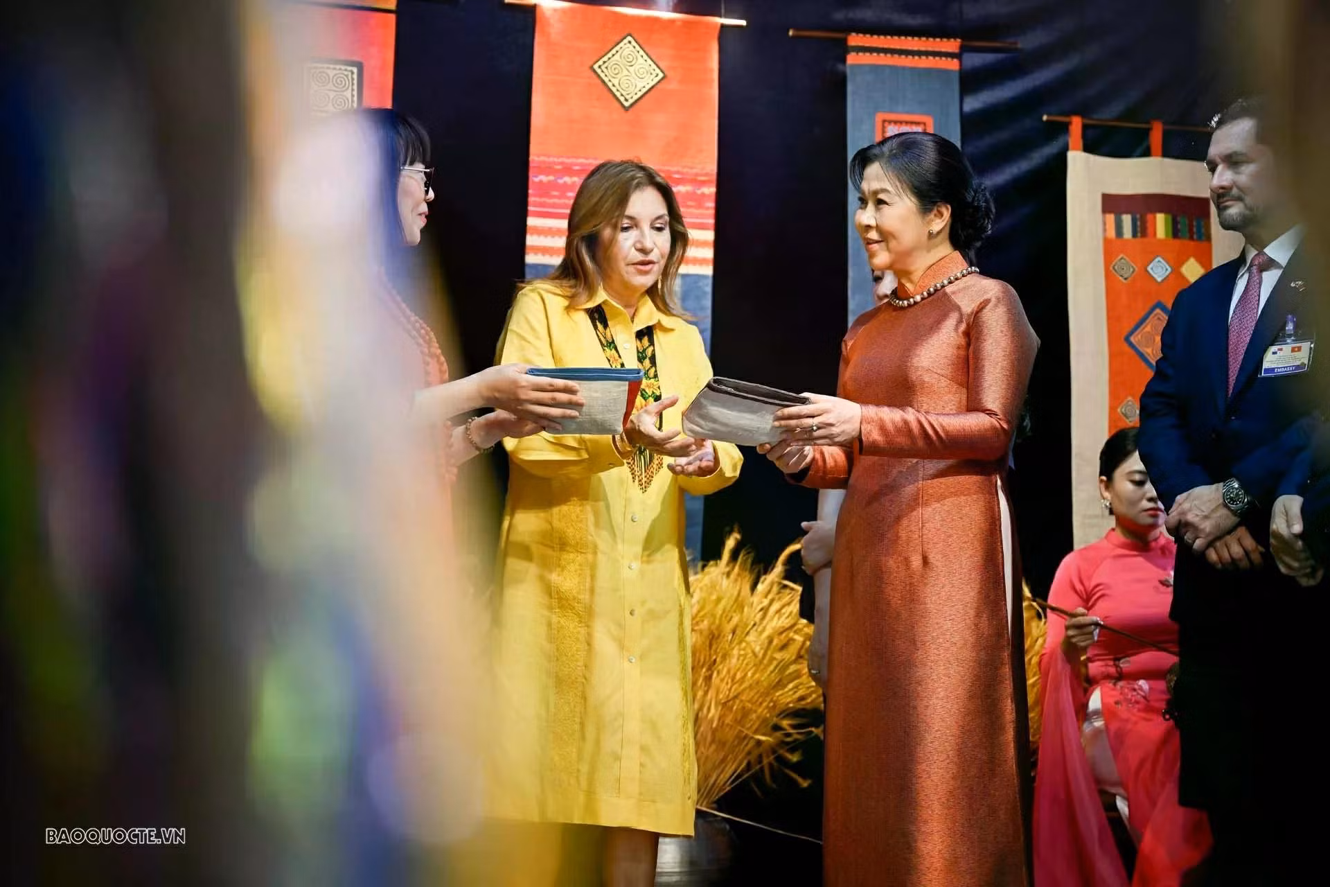 Les deux épouses assistent à une présentation de la diversité culturelle des différentes communautés ethniques du Vietnam et découvrent les costumes traditionnels ainsi que les techniques de tissage, de broderie et de création de motifs transmises de génération en génération. Photo : baoquocte.vn