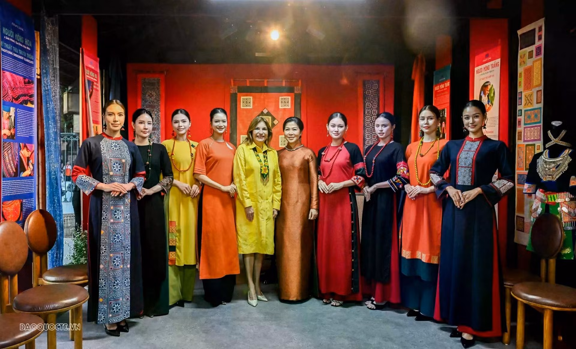 Les deux épouses prennent une photo souvenir avec les artistes participant à la présentation de l’áo dài. Photo : baoquocte.vn