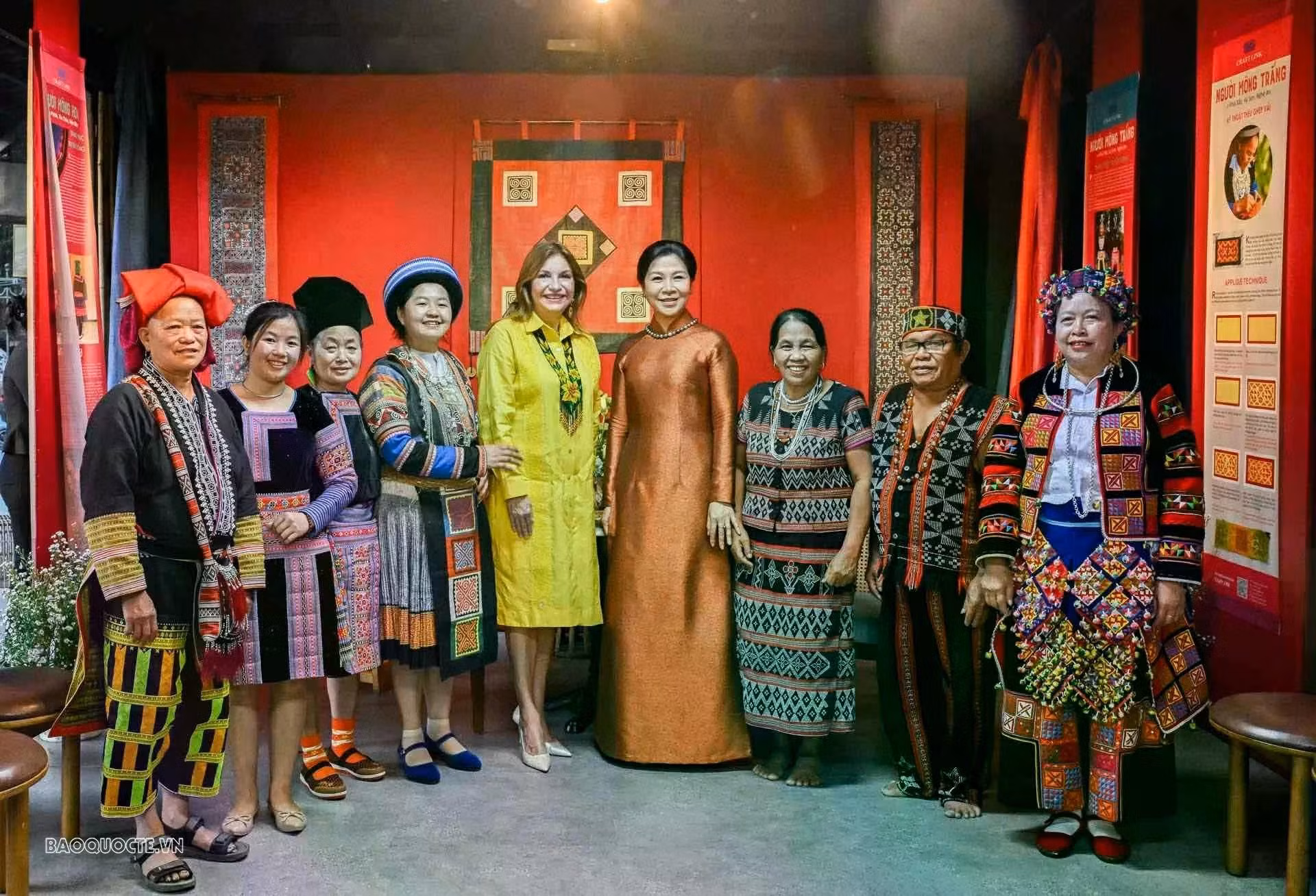 Les deux épouses prennent une photo souvenir avec des artisans issus d'ethnies minoritaires du Vietnam. Photo : baoquocte.vn
