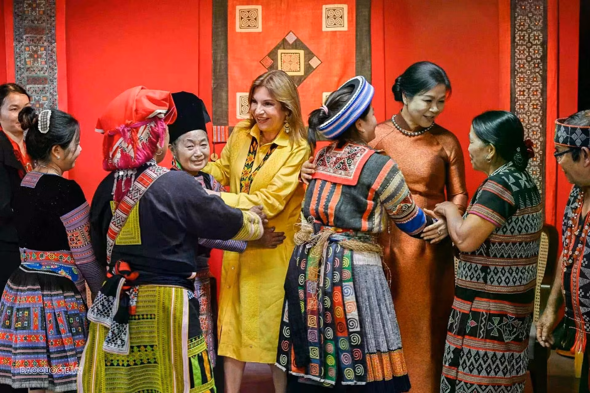 Mme Maricel Cohen de Mulino exprime son impression devant la richesse culturelle des différentes ethnies vietnamiennes. Photo : baoquocte.vn