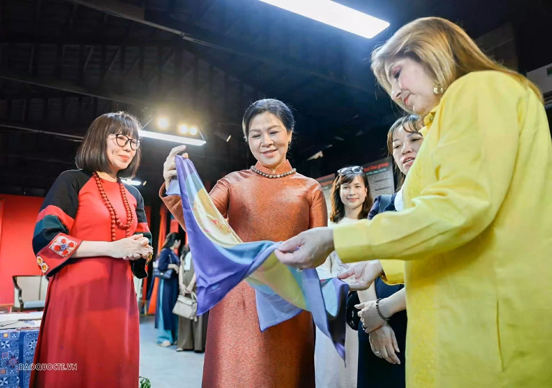 Mme Maricel Cohen de Mulino se dit particulièrement impressionnée de constater certaines similitudes dans l’utilisation des couleurs, des motifs et des techniques de décoration des costumes traditionnels du Vietnam et du Panama, même si les deux pays se trouvent sur deux continents différents et sont séparés par des dizaines de milliers de kilomètres. Photo : baoquocte.vn