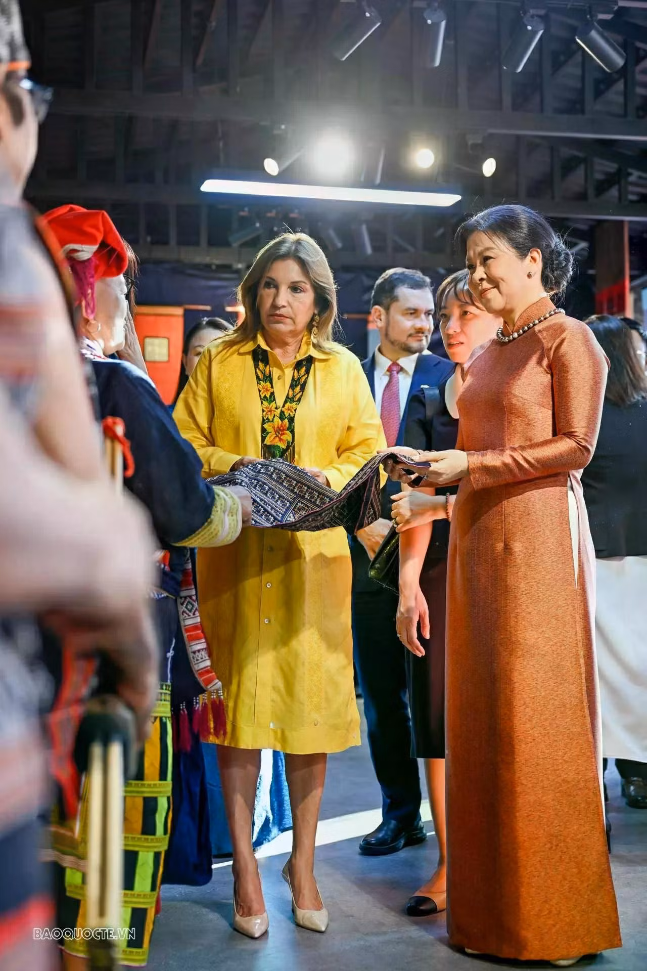 À travers la découverte des costumes des différentes communautés ethniques vietnamiennes, Mme Maricel Cohen de Mulino fait part de sa joie et de sa profonde impression en retrouvant au Vietnam des motifs familiers présents sur les costumes traditionnels panaméens. Photo : baoquocte.vn