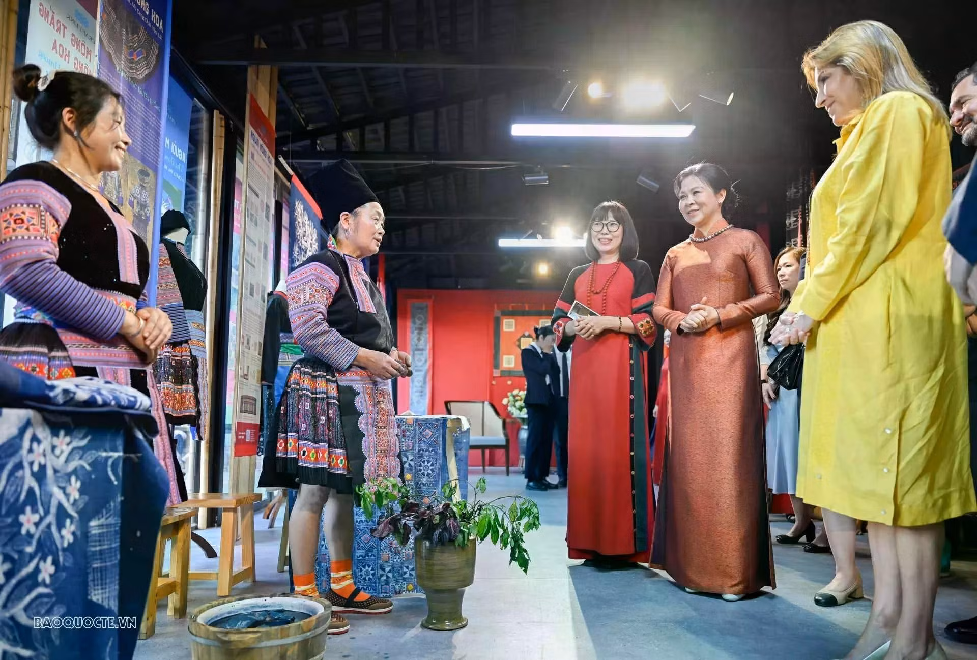 Selon Mme Ngô Phuong Ly, dans la vie moderne, la préservation de la culture traditionnelle ne consistait pas seulement à conserver les objets et les techniques du passé, mais aussi à créer les conditions permettant à ces valeurs de continuer à être pratiquées, renouvelées et adaptées à la vie contemporaine. Photo : baoquocte.vn