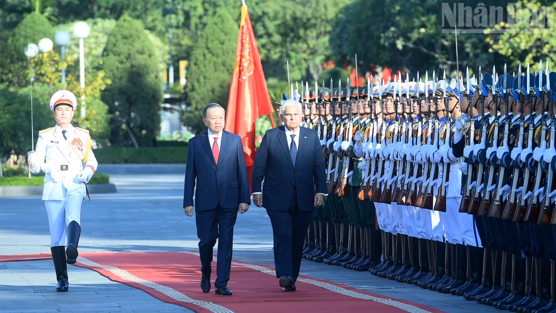 Lors de la cérémonie d'accueil du président panaméen José Raúl Mulino, le 6 octobre à Hanoï. Photo : NDEL.