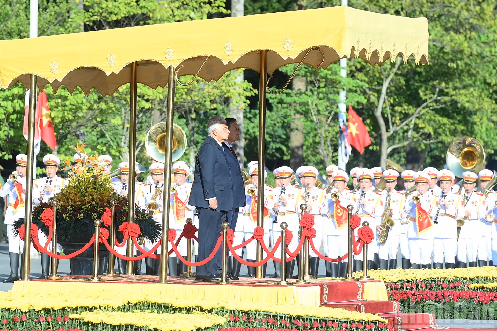 Le secrétaire général du PCV et président vietnamien Tô Lâm et le président panaméen José Raúl Mulino écoutent les hymnes nationaux des deux pays interprétés par la fanfare militaire. Photo : NDEL