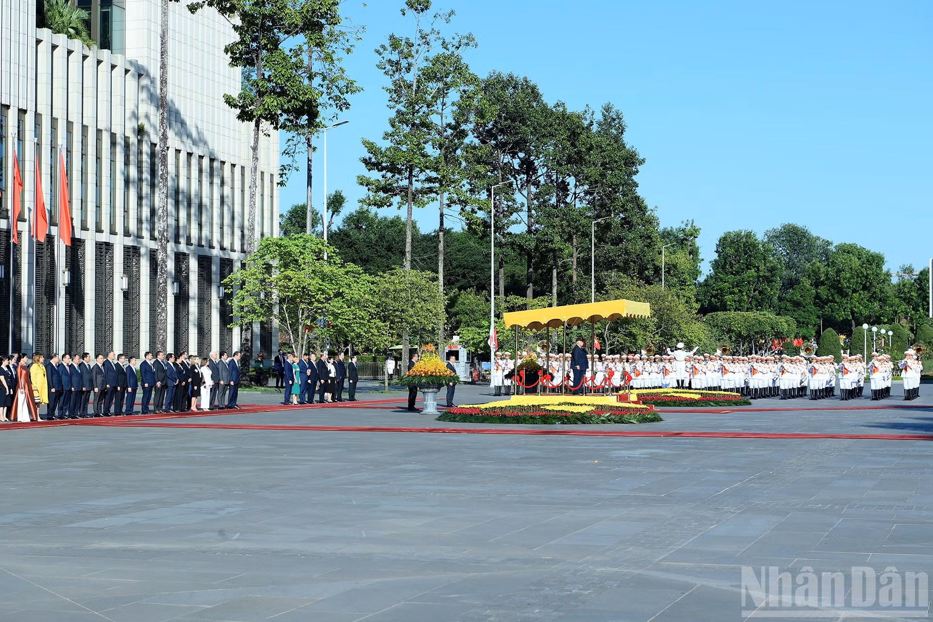 Le secrétaire général du PCV et président vietnamien Tô Lâm préside la cérémonie d’accueil officielle du président panaméen José Raúl Mulino, le 6 octobre à Hanoï. Photo : NDEL