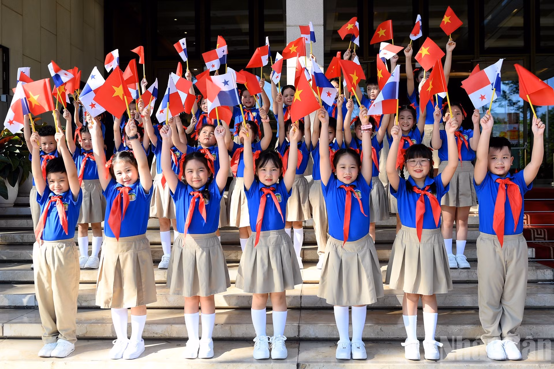 Des enfants hanoïens accueillent le président panaméen José Raúl Mulino et son épouse Maricel Cohen De Mulino lors de leur visite officielle au Vietnam. Photo : NDEL