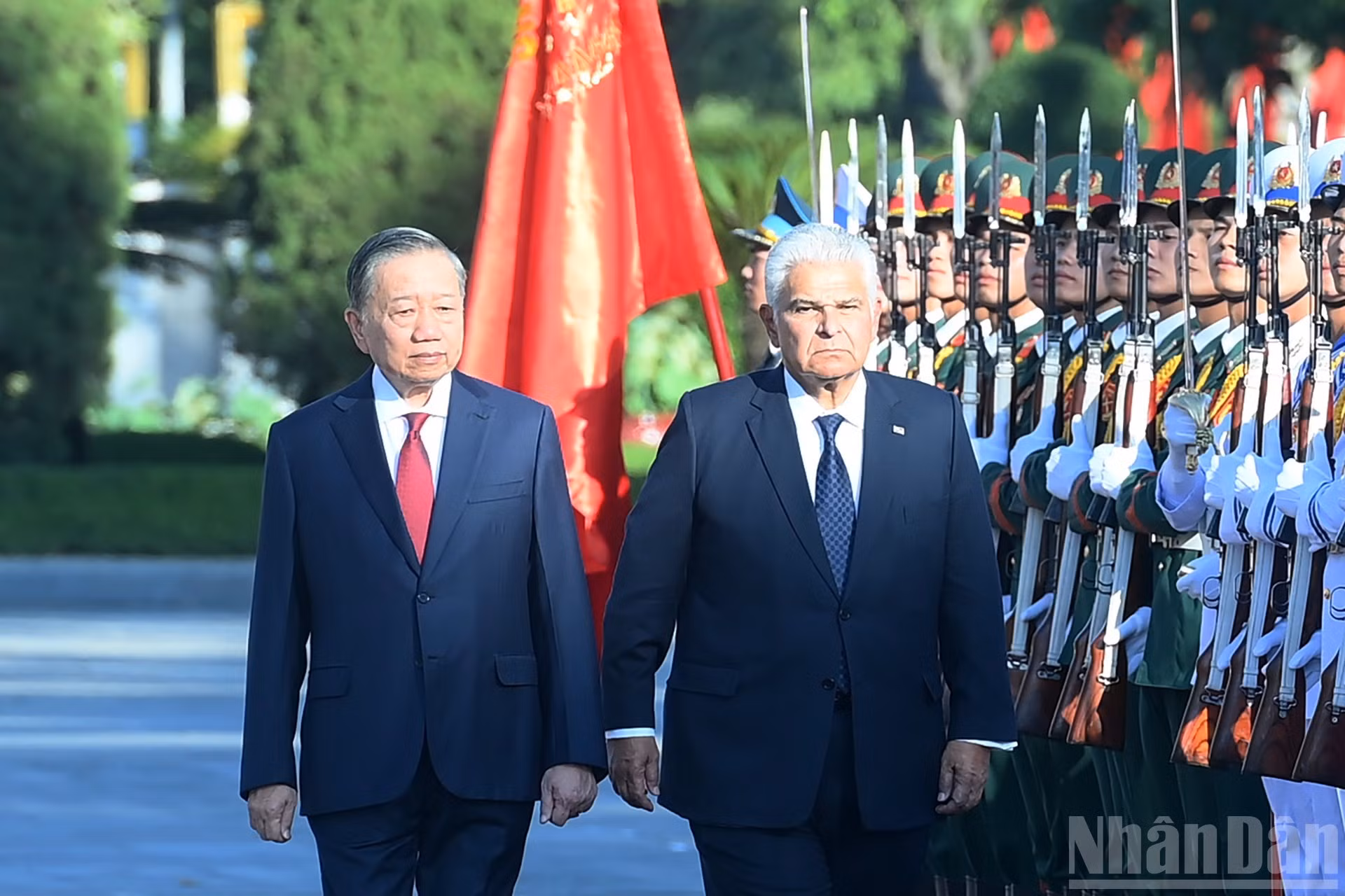 Le secrétaire général du PCV et président vietnamien Tô Lâm (à gauche) et le président panaméen José Raúl Mulino, passent en revue la garde d’honneur de l’Armée populaire du Vietnam. Photo : NDEL