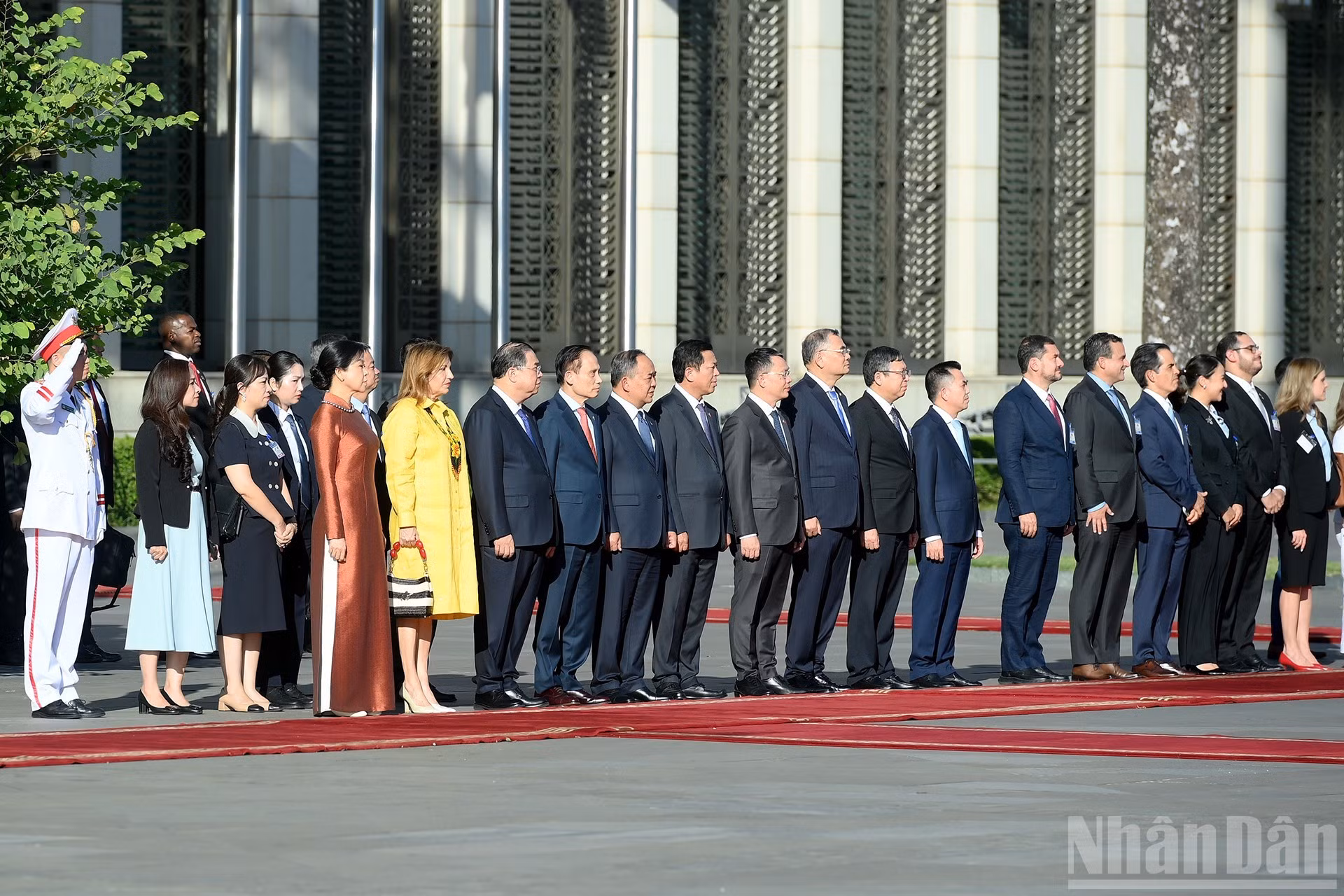 Des hauts responsables vietnamiens et panaméens assistent à la cérémonie d'accueil. Photo : NDEL