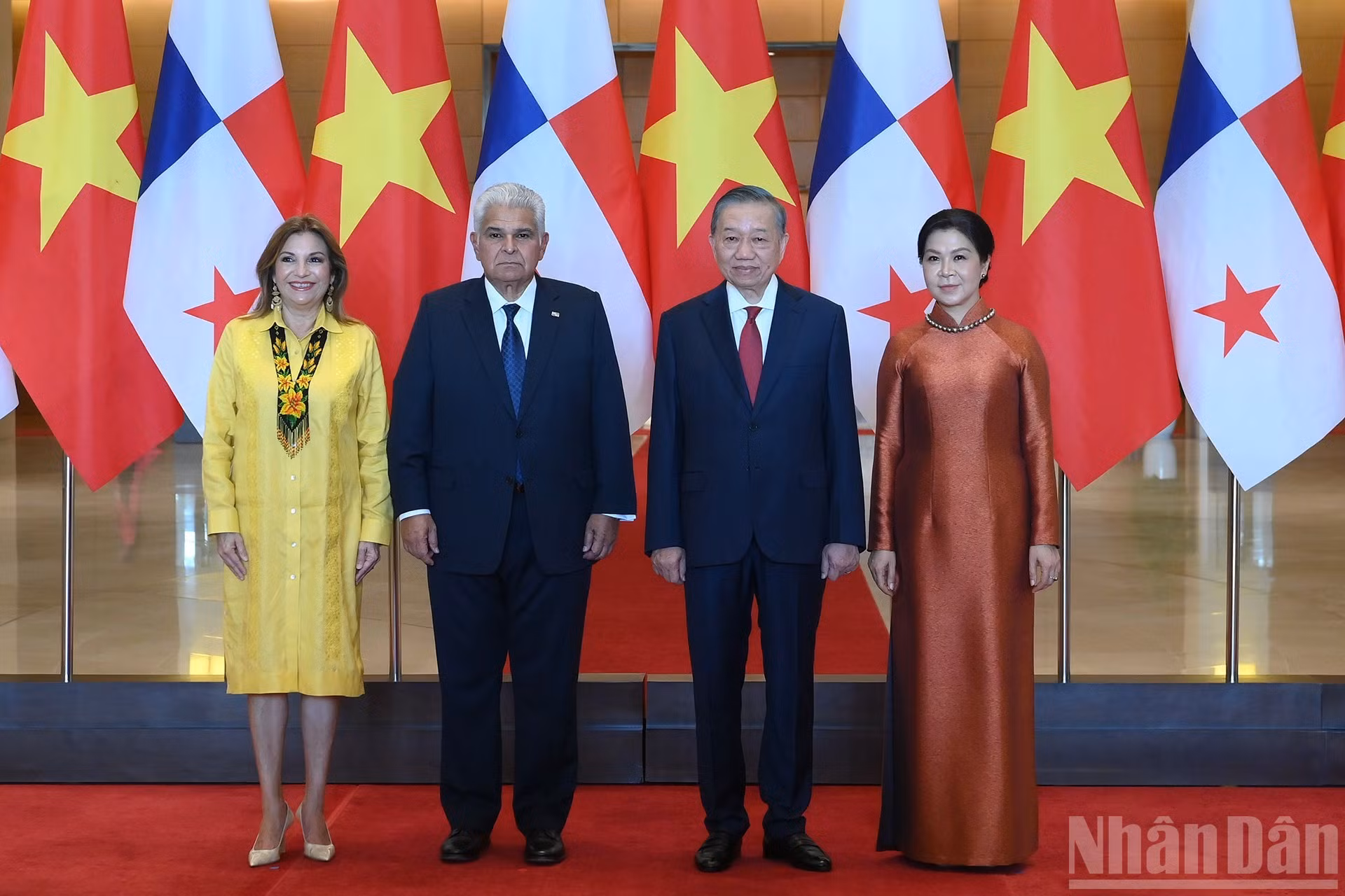 Le secrétaire général du PCV et président vietnamien Tô Lâm et son épouse Ngô Phuong Ly (1er et 2e à droite) avec le président panaméen José Raúl Mulino et son épouse Maricel Cohen De Mulino, le 6 octobre à Hanoï. Photo : NDEL