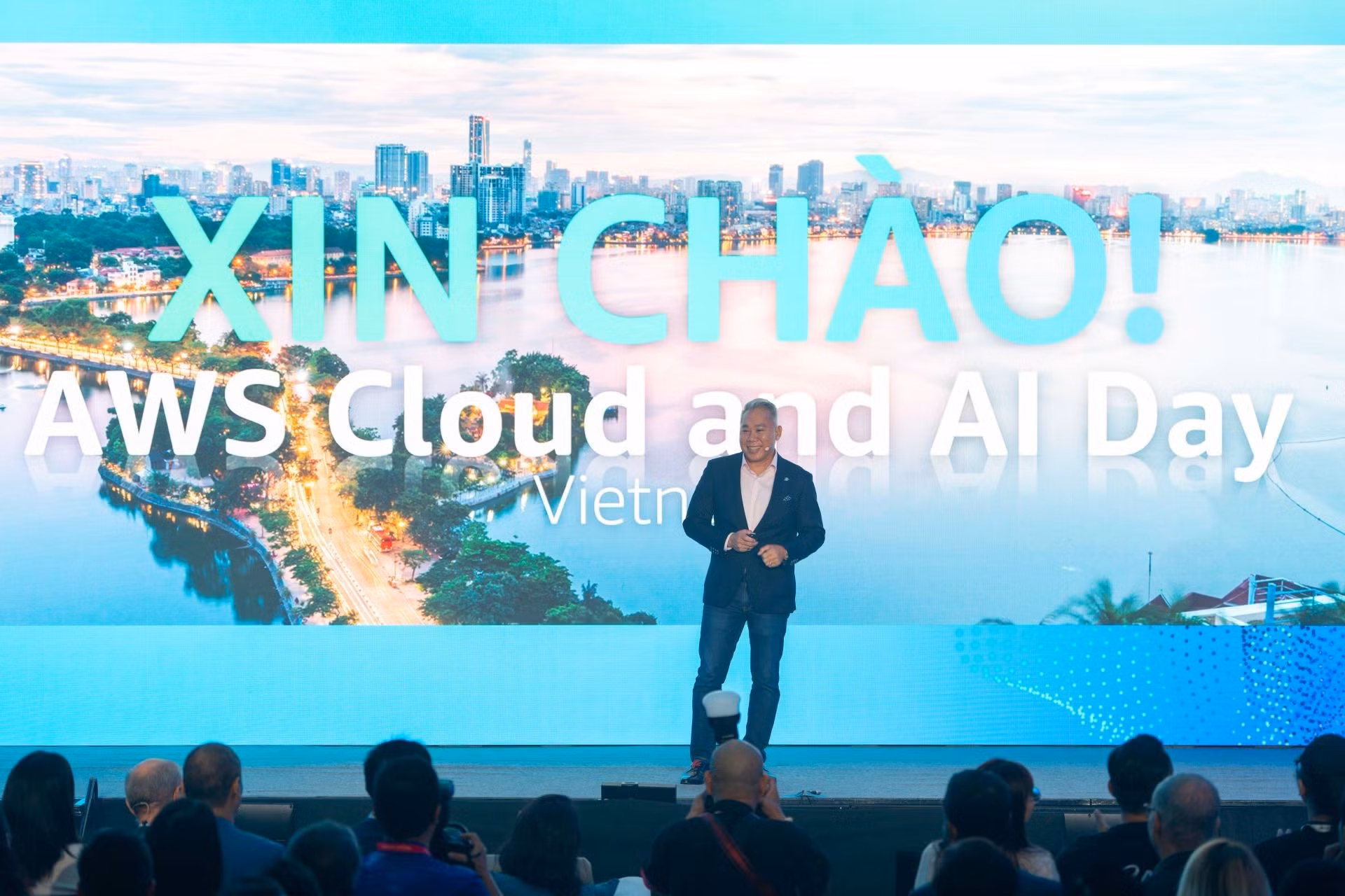 Eric Yeo, directeur général d'AWS Vietnam, prend la parole lors de l'événement AWS Cloud and AI Day Hanoi. Photo : AWS