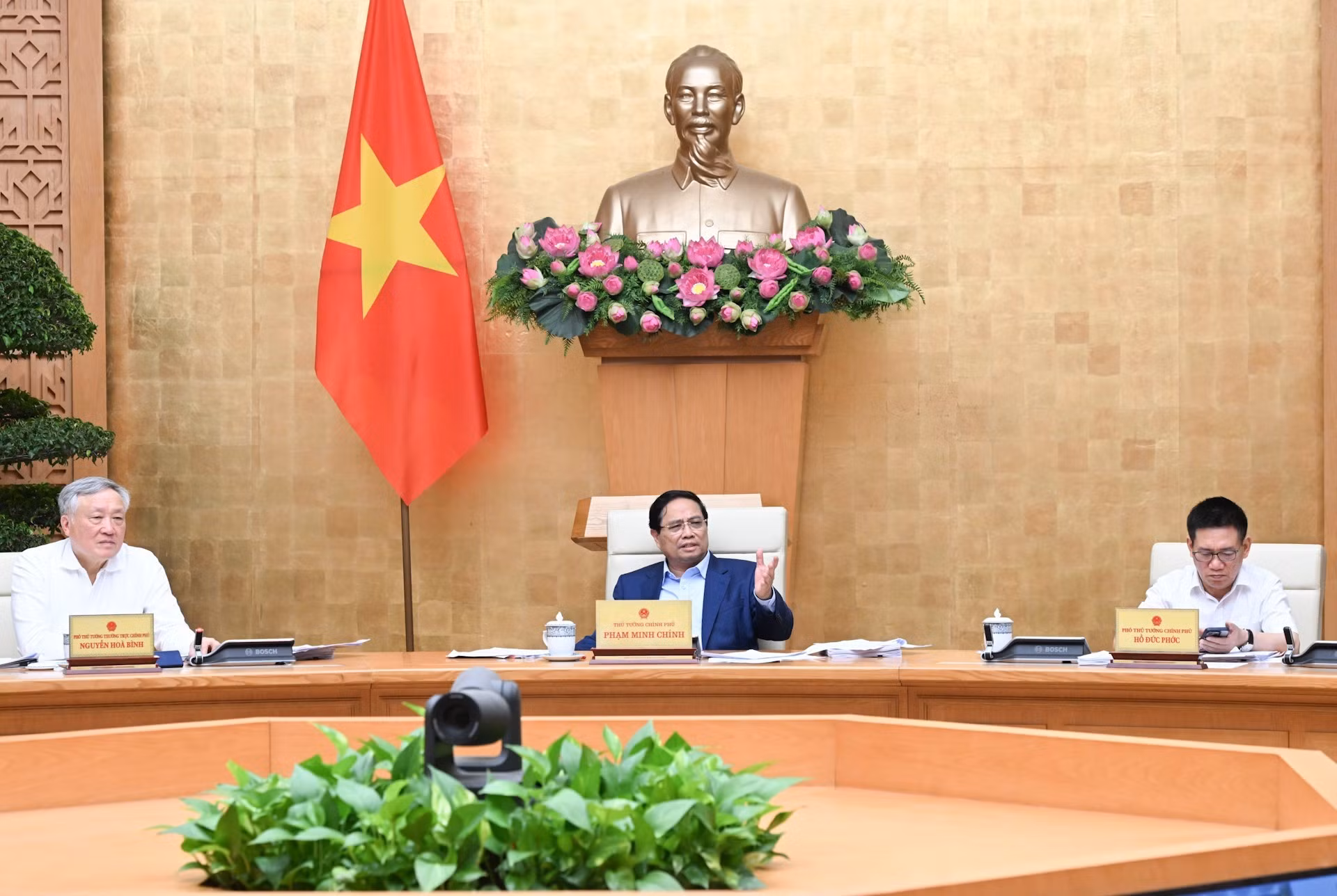 Le PM Pham Minh Chinh (au milieu) lors de la réunion du gouvernement le 5 octobre. Photo : Thanh Hai/NDEL