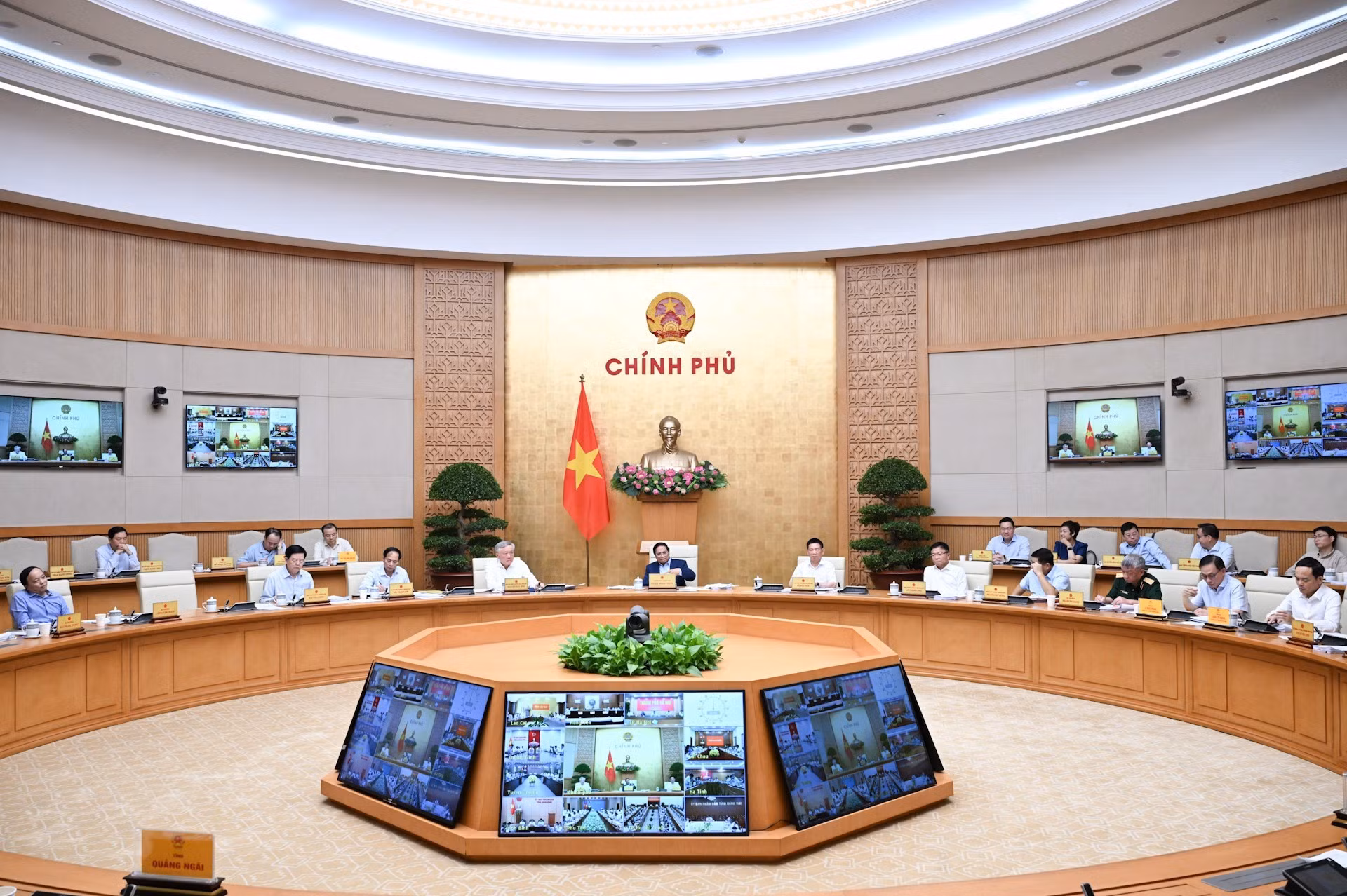 Vue d’ensemble de la séance de travail du gouvernement. Photo : Thanh Hai/NDEL