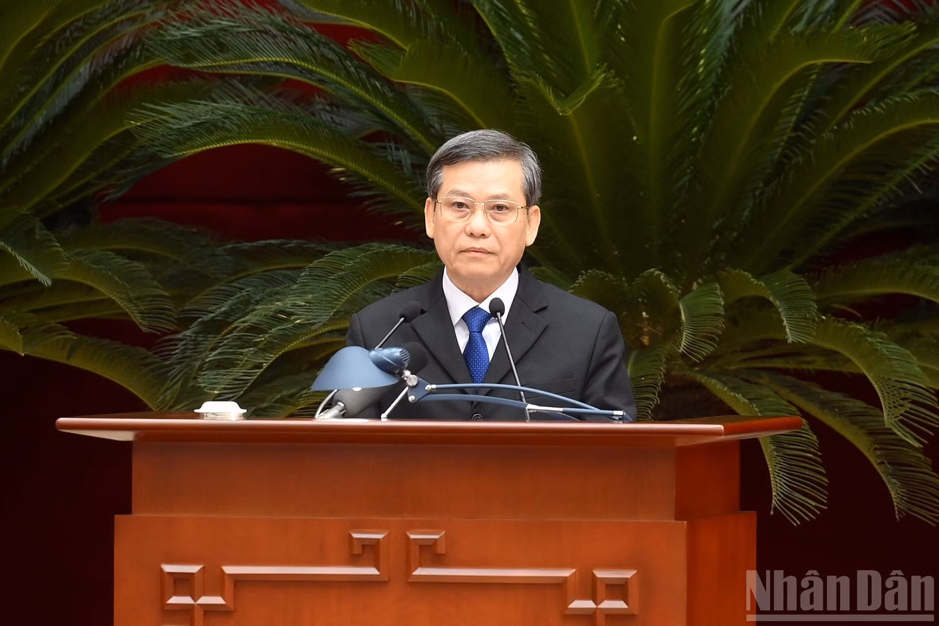 Le vice-président permanent de la Commission centrale des affaires intérieures, Le Minh Tri, présente son rapport à la conférence. Photo : Dang Khoa/NDEL