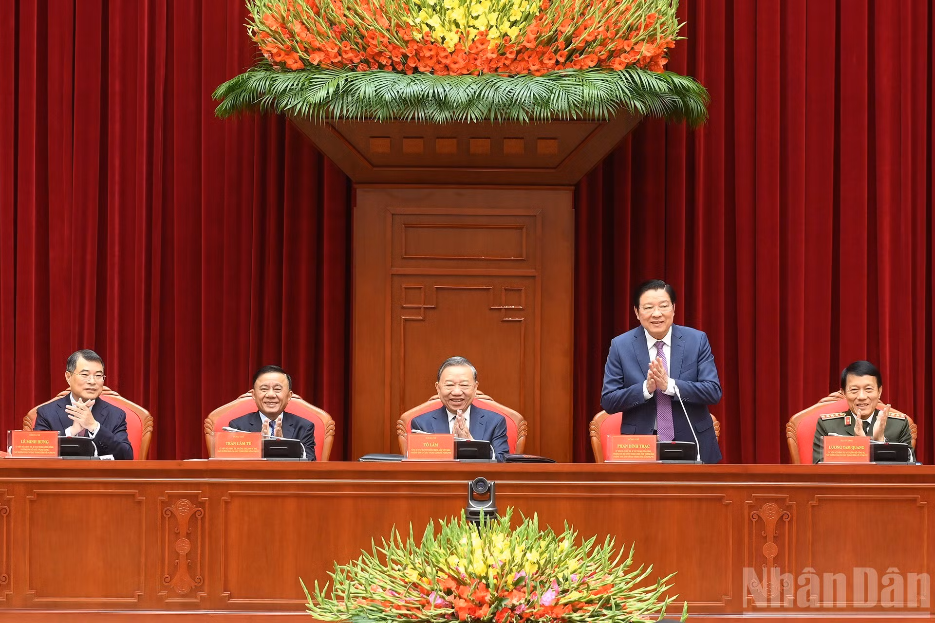 Le secrétaire général du PCV, Tô Lâm (au milieu), et des dirigeants président la conférence. Photo : Dang Khoa/NDEL